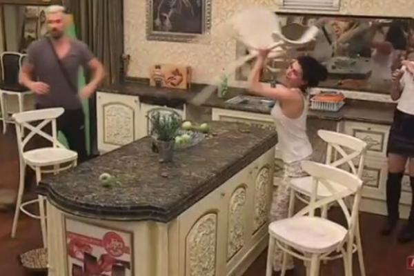 ISPLIVAO SNIMAK JOŠ NEVIĐENOG NASILJA: Gađala je stolicom u glavu, vukla je po vili, pa s njom OBRISALA PATOS!