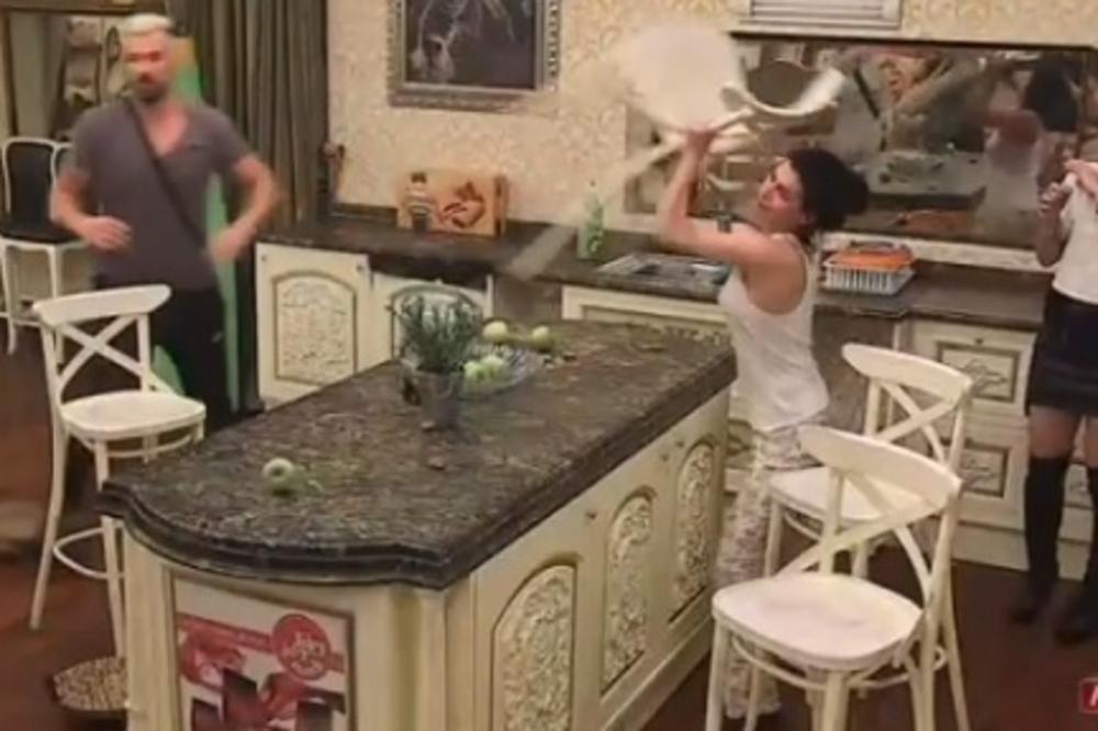 ISPLIVAO SNIMAK JOŠ NEVIĐENOG NASILJA: Gađala je stolicom u glavu, vukla je po vili, pa s njom OBRISALA PATOS!