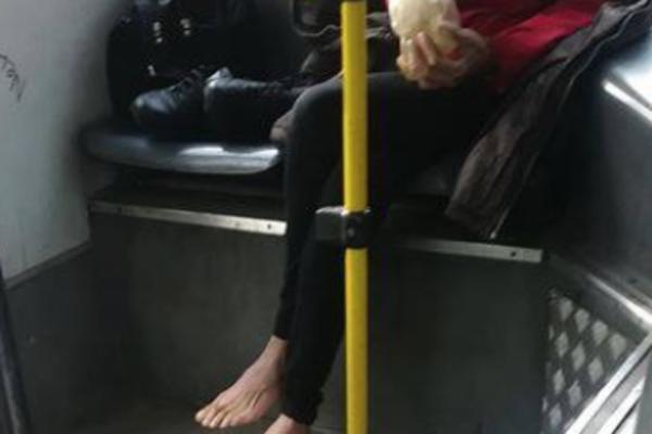 OPUŠTENO KAO KOD KUĆE: Beograđanka je sela na zadnje sedište, izula se i POČELA DA RUČA! PA OVO JE HIT! (FOTO)