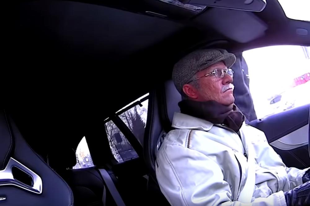 DEKICA KUPIO NOVI MERCEDES AMG, PA SE POŽALIO NJIHOVOJ SLUŽBI ZBOG KVARA: Šokirali se kada su seli sa njim u KOLA!