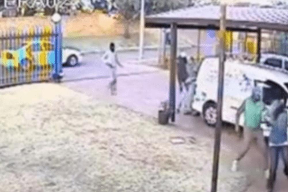 LOPOVI NAPALI BOGATAŠE ISPRED KUĆE, A ONDA JE IZAŠAO NJIHOV SIN: Desio se obrt koji je SVE OSTAVIO U ŠOKU! (VIDEO)