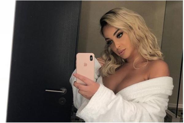 MAJA BEROVIĆ GORI U BIKINIJU: Pevačica se SKINULA i pokazala ZANOSNO telo, a jedan DETALJ nikom nije promakao!