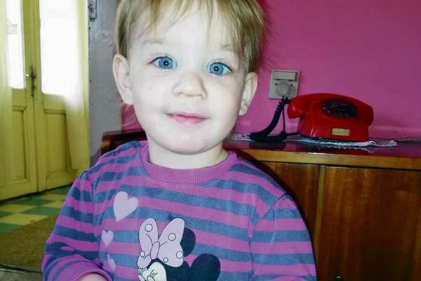 BAKA DEVOJČICE KOJA SE UDAVILA ZAVRŠILA NA PSIHIJATRIJI: Držala ju je za ruku dok se borila za život!