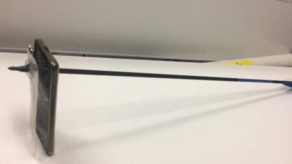 Strela je prošla kroz telefon 