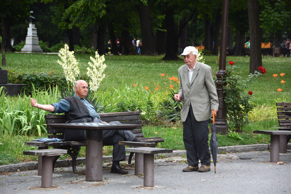 Dvojica penzionera u parku