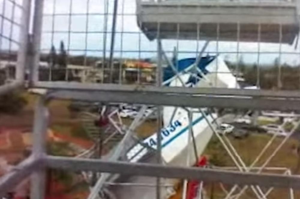 AVION SE ZAKUCAO U PANORAMSKI TOČAK! Deca koja su se tada vozila snimila su ZASTRAŠUJUĆI MOMENAT sudara! (VIDEO)
