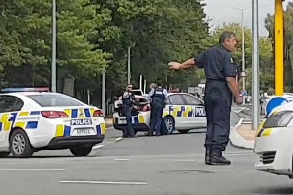 NAPADAČ NOŽEM RANIO 4 OSOBE NA NOVOM ZELANDU: Prolaznici ga jedva obuzdali, srušili ga na ZEMLJU!