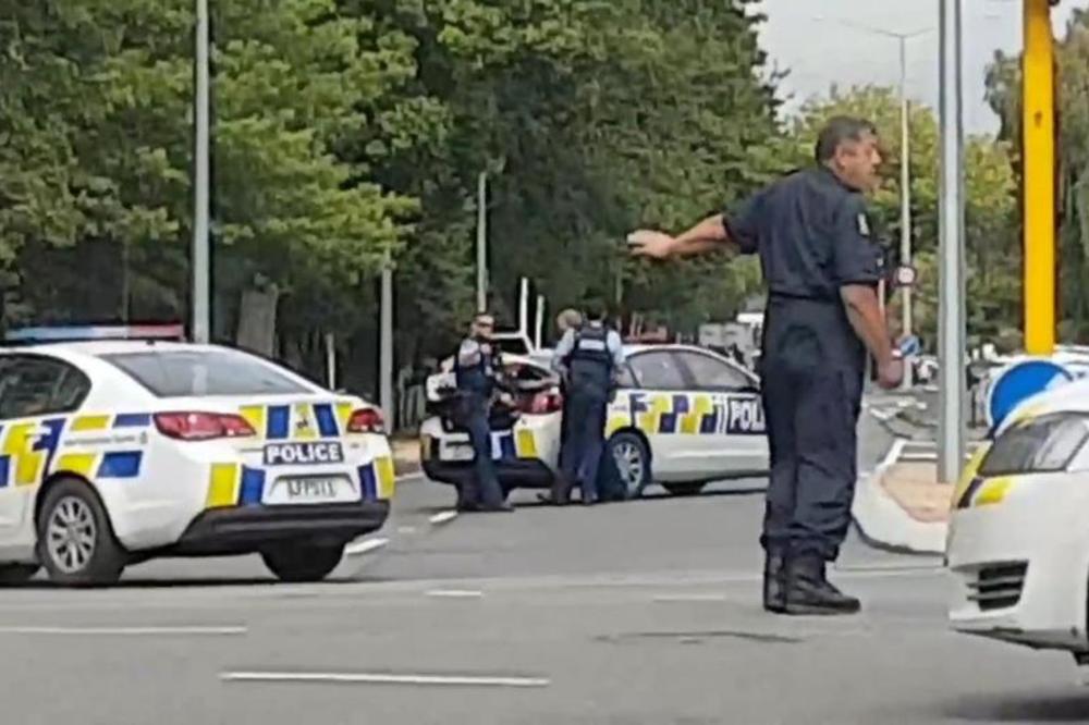 NAPADAČ NOŽEM RANIO 4 OSOBE NA NOVOM ZELANDU: Prolaznici ga jedva obuzdali, srušili ga na ZEMLJU!