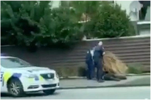 SLUČAJ BREJVIK PONOVIO SE NA NOVOM ZELANDU! Ovo je trenutak kada POLICIJA obara FATANTIKA (FOTO/VIDEO)