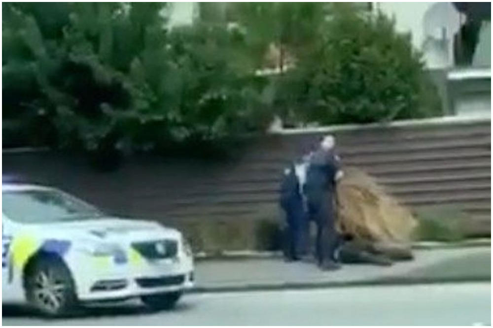 SLUČAJ BREJVIK PONOVIO SE NA NOVOM ZELANDU! Ovo je trenutak kada POLICIJA obara FATANTIKA (FOTO/VIDEO)