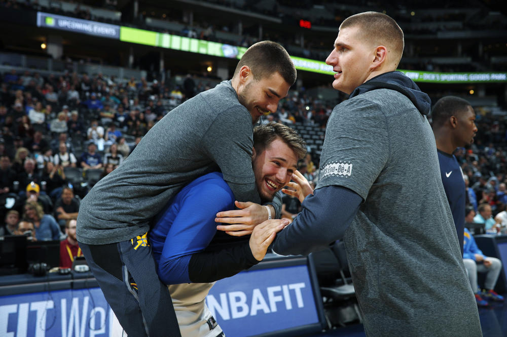 Nikola Jokić i Huan Ernangomez grle Luku Dončića pre utakmice