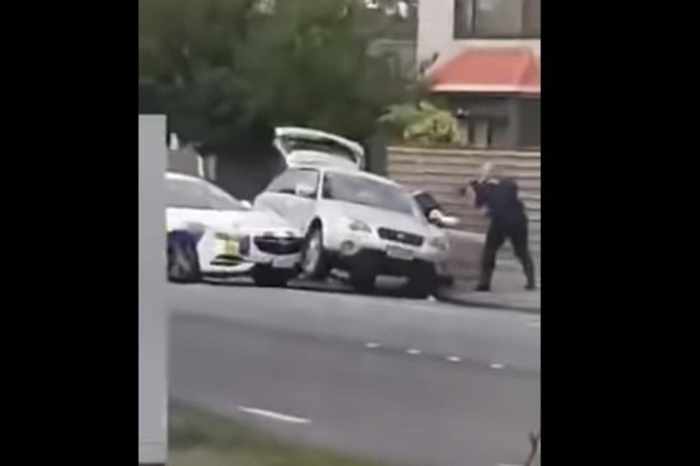 ZALETELI SU SE U NJEGOVA KOLA I GURNULI GA SA PUTA! Procureo SNIMAK hapšenja UBICE sa NOVOG ZELANDA (VIDEO)