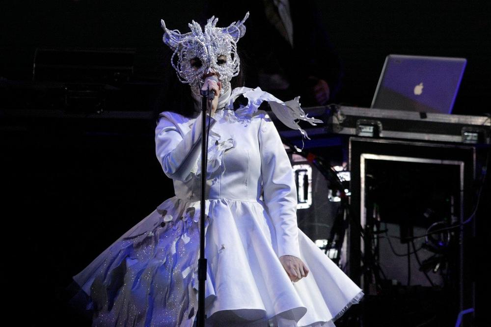 BJORK objavljuje sve svoje albume na kasetama u boji (VIDEO)