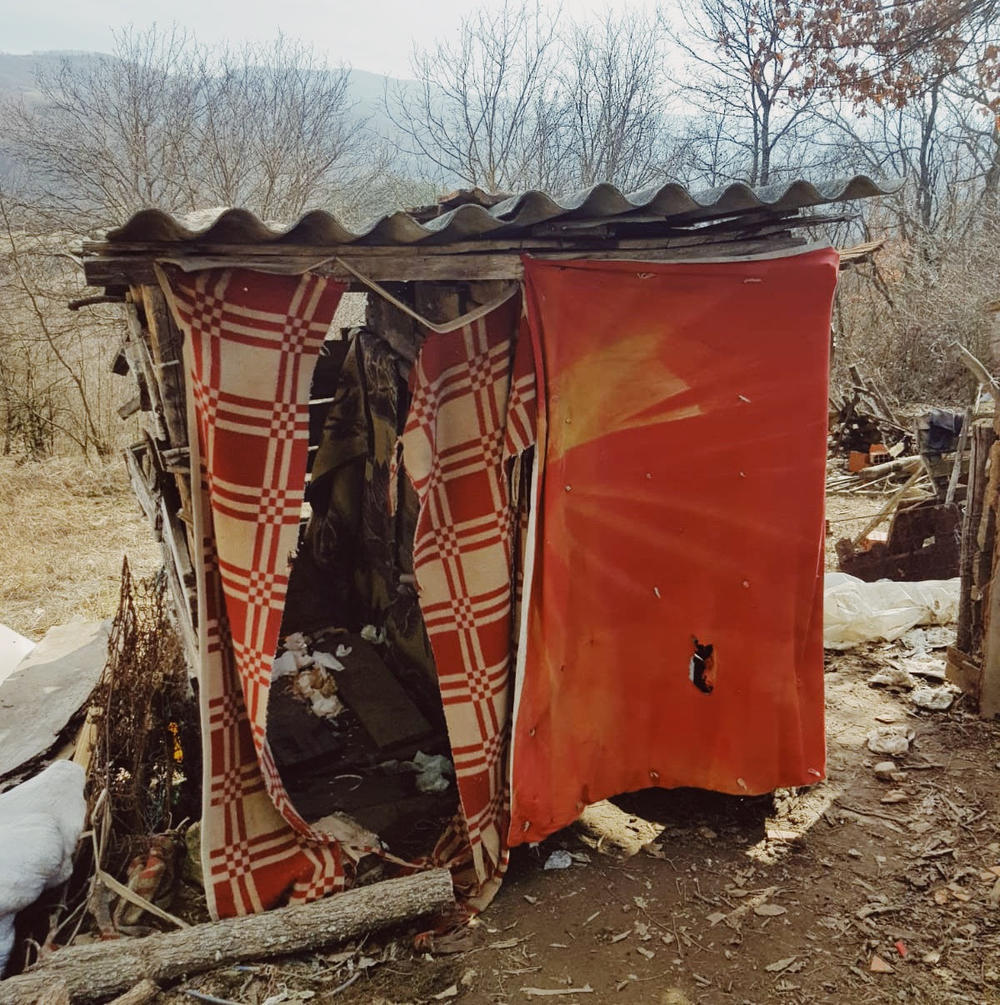 Njihova kuća se nalazi na ivici rušenja i ima jednu dnevnu sobu koja služi i kao kuhinja i spavaća soba  