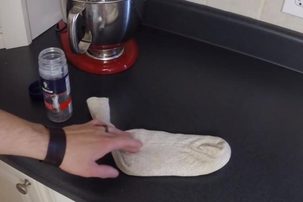 OVAJ TRIK ĆE ODMAH OTKLONITI BOL U UHU KOD DECE, A I KOD ODRASLIH! Potrebna vam je samo čarapa i malo morske soli