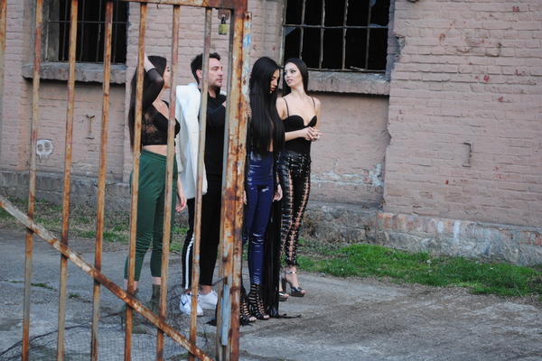 POZNATI KRENULI NA IZBORE! Popularna pevačica se među prvima pojavila na glasanju!