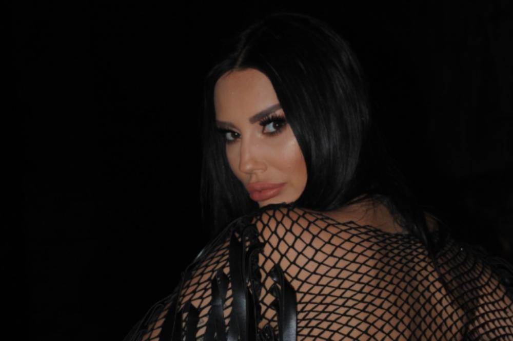 MENJA MOMKE KO ČARAPE A PRVOG DEČKA JE JAVNO PREVARILA SA ZUBAROM: Kaća optužila frajere da su je KORISTILI ZA PARE