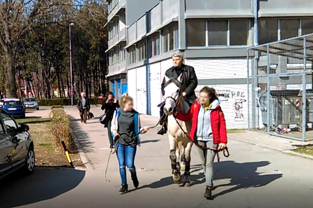 Ispunio obećanje i na posao došao na belom konju  