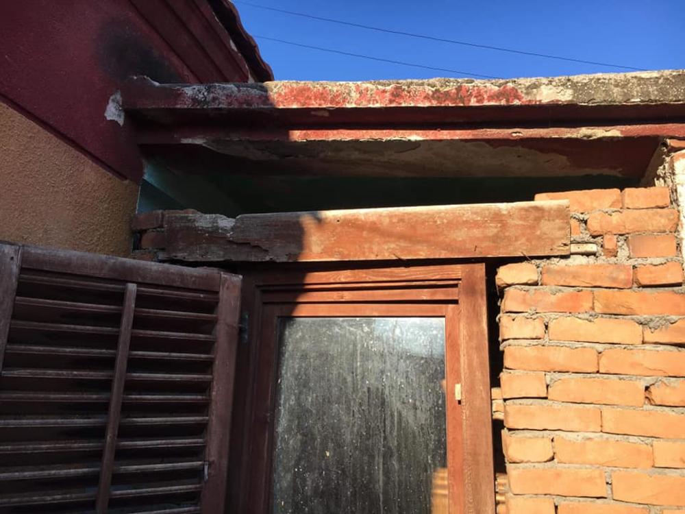 Oronula kuća u kojoj Đorđe živi sa porodicom  