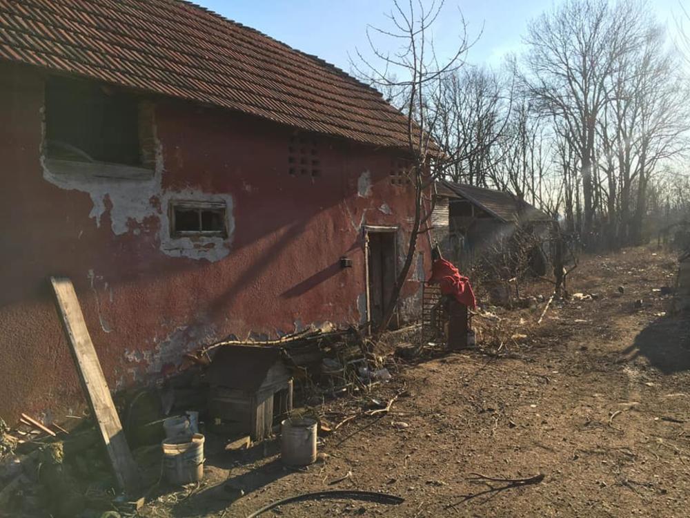 Oronula kuća u kojoj Đorđe živi sa porodicom    