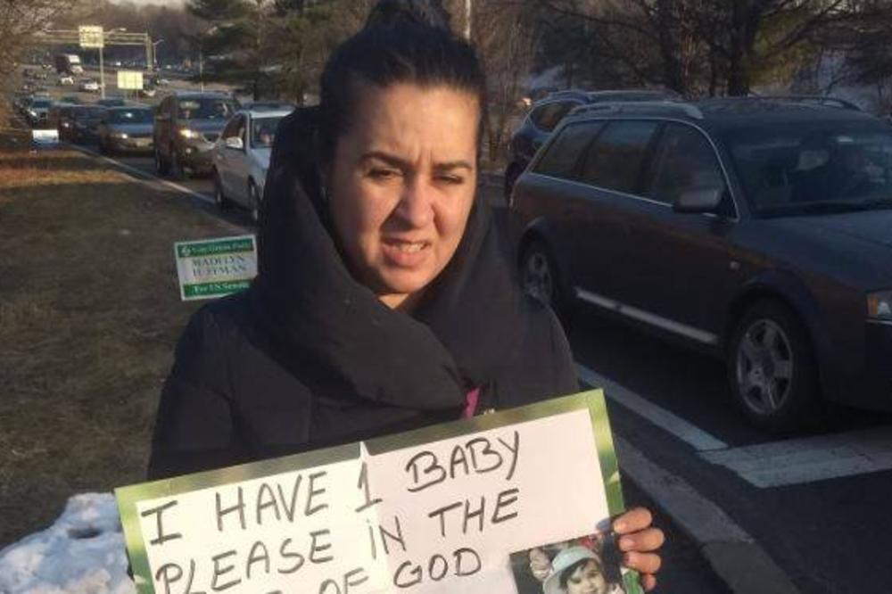 ŽENA JE NA ULICI MOLILA ZA NOVAC ZA BEBU: Kada su pogledali njene stvari, policajci su otkrili SRAMNU PREVARU