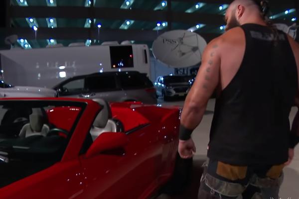 IZ BESA ZGUŽVAO PRELEP KABRIOLET GOLIM RUKAMA! Gorostasni kečer dobio poklon, pa ga za minut pretvorio u otpad!