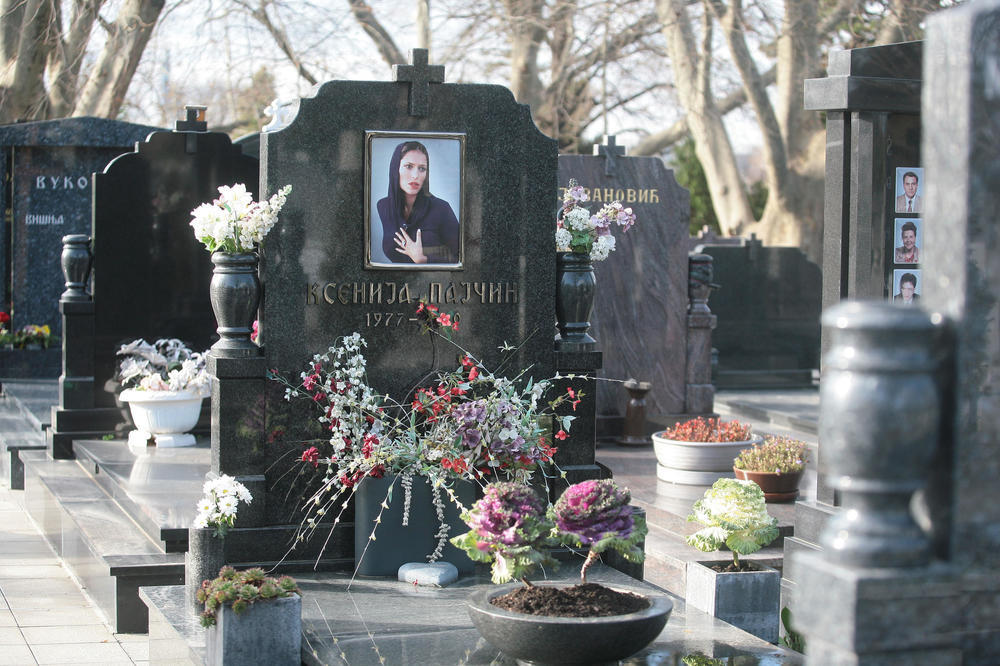 SVI GOVORE O MISTERIOZNOJ CRNOJ RUŽI NA GROBU KSENIJE PAJČIN: Nosi skrivenu poruku, a ostavio ju je MUŠKARAC!