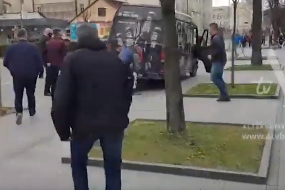 HOROR U CENTRU BANJALUKE: Kombijem pokosio ženu na trotoaru, prolaznici digli vozilo da je izvuku (VIDEO)