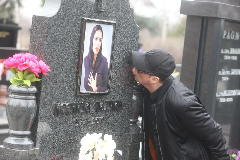 KARAMELA SVAKE GODINE NA ISTI DAN POSETI KSENIJIN GROB: Ni nakon 9 godina BOL za pevačicom ne JENJAVA! (FOTO)