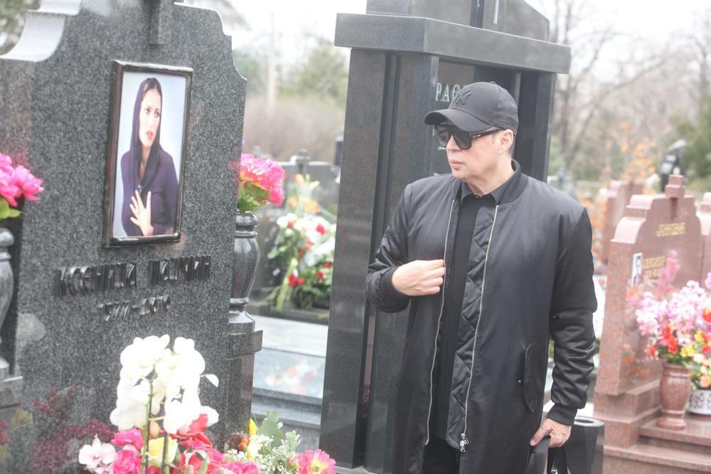 VEĆ 11 GODINA JE NEMA SA NAMA: Karamela i dalje pati za TRAGIČNO NASTRADALOM PEVAČICOM, njegove reči paraju srca!