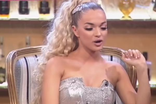 TEODORA DŽEHVEROVIĆ ZAVRŠILA U BOLNICI: Pevačici pukao SILIKON U GRUDIMA, zatim je hitno OPERISANA!