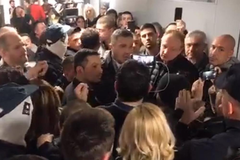 POLOMILI VRATA, PA GAĐALI KAMENICAMA: Ovo je trenutak kada je Obradović NA SILU UPAO U ZGRADU RTS (VIDEO)