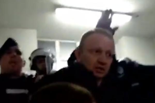 POLICIJA REAGUJE I TRAŽI OD DEMONSTRANATA DA NAPUSTE OBJEKAT: Totalna havarija u zgradi RTS-a! (VIDEO)