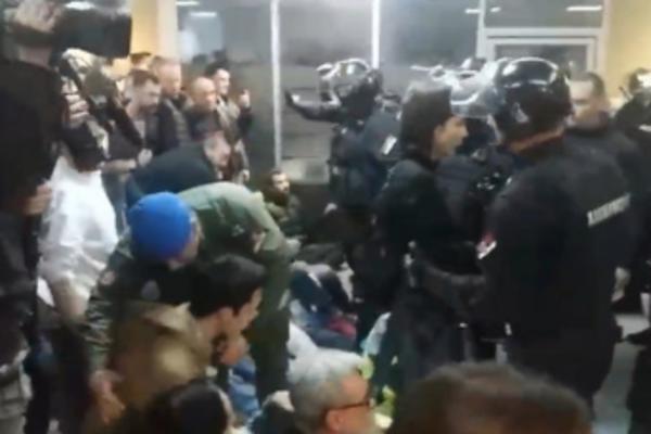 BOŠKO I EKIPA NA SILU UPALI U RTS, ŽANDARMERIJA IH IZBACIVALA! U nedelju u podne najavljen novi protest (VIDEO)