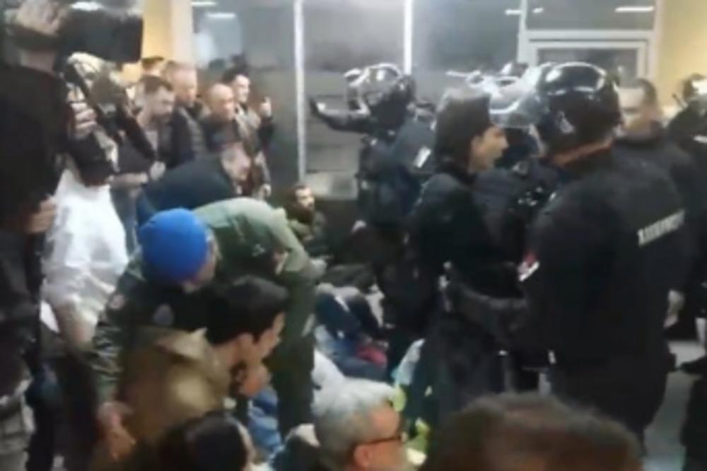 BOŠKO I EKIPA NA SILU UPALI U RTS, ŽANDARMERIJA IH IZBACIVALA! U nedelju u podne najavljen novi protest (VIDEO)