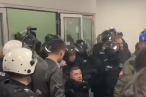 BOŠKA OBRADOVIĆA POLICIJA IZNELA IZ ZGRADE RTS-A: Vukli ga po podu dok se opirao! (VIDEO)