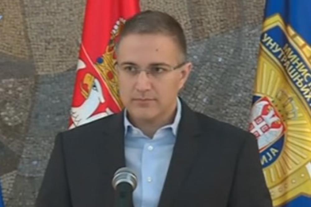 POLICIJA IZVELA SVE DEMONSTRANTE IZ RTS: Nebojša Stefanović izjavio da je sve rešeno na MIRAN I BEZBEDAN NAČIN!