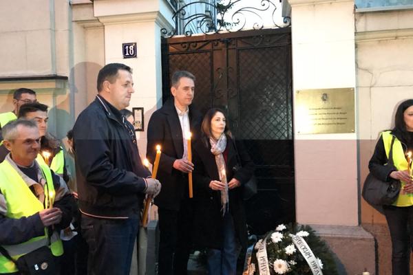 PITATE SE GDE SU RADULE I EKIPA ISPRED RTS? Kako gde su, eno ih drže upaljene sveće i hejtuju EU i Nemačku