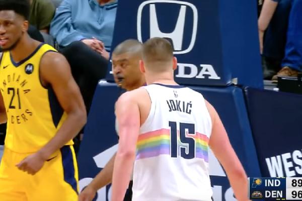 UMALO DA PREBIJE SUDIJU: Jokić imao pomračenje uma, malo je falilo da nokautira arbitra koji ga baš i ne voli!