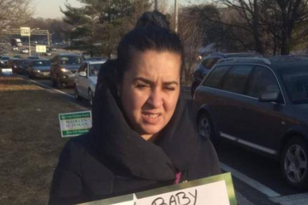 PROSILA ZA NOVAC, A NOSILA SKUPU ODEĆU, NAKIT I FENSI TELEFON: Kako je prosjakinja s ovih prostora pala u Americi