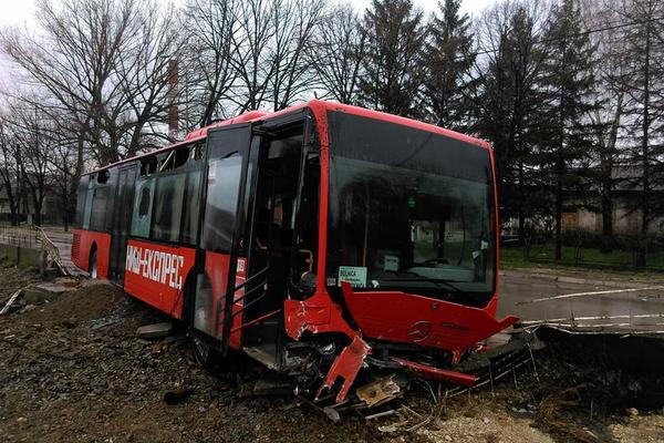 VOZAČ AUTOBUSA KOJI SE ZAKUCAO U KAMION DOBIO VOZAČKU PRE MESEC DANA: Isplivali novi podaci o teškoj nesreći