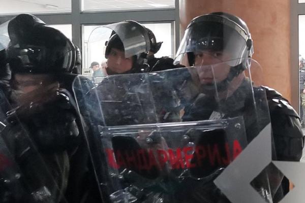 JEDAN PLAVAC JE SINOĆ BIO IZUZETAK: Demonstrant koji je upao u zgradu RTS-A podelio SLIKU POLICAJCA KOJI JE ŠTRČAO