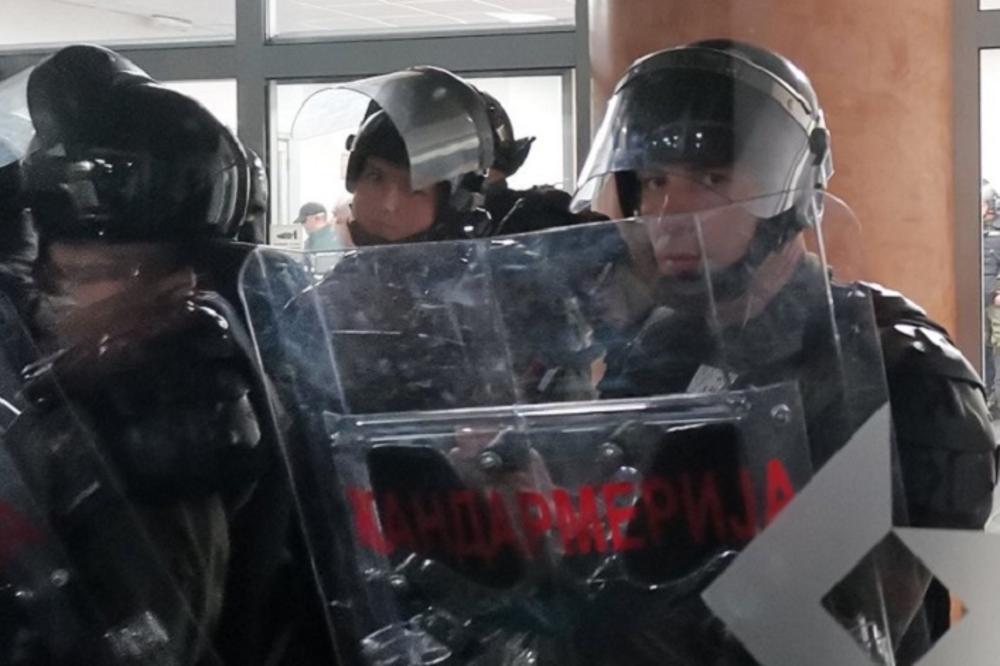JEDAN PLAVAC JE SINOĆ BIO IZUZETAK: Demonstrant koji je upao u zgradu RTS-A podelio SLIKU POLICAJCA KOJI JE ŠTRČAO
