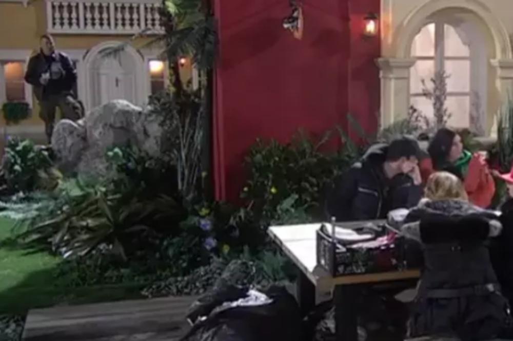 BRENDON VRŠIO NUŽDU U JEZERU: Zadrugari pobesneli zbog njegovog poteza, pa ga ŽESTOKO NAPALI! (VIDEO)