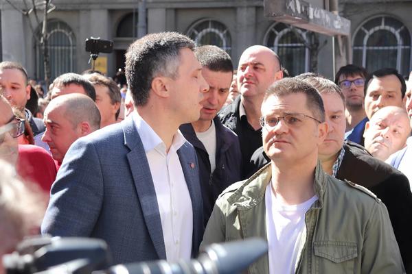 JEREMIĆ PERE RUKE I SVU KRIVICU SVALJUJE NA BOŠKA I ĐILASA! Pogledajte kako se Vuk VADI da nije ušao u zgradu RTS