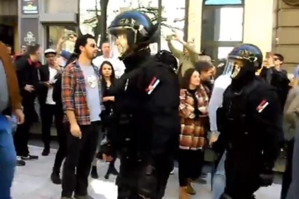 BAČEN SUZAVAC KOD LONDONA, NIJE NIMALO NAIVNO! Zakuvava se ispred Predsedništva Srbije (FOTO) (VIDEO)