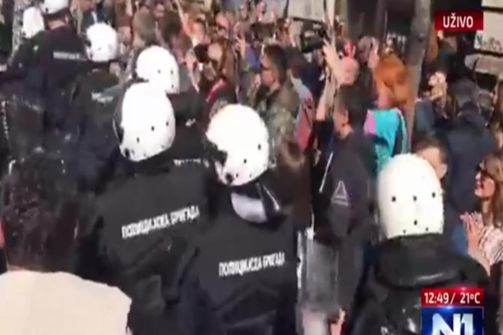 S KAMIONA SE ORI SISTEM TE LAŽE, NE VERUJ ŠTA TI KAŽE! Opozicija pušta protestne pesme