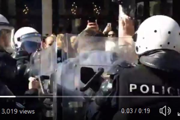 VUKLI GA PO ZEMLJI KAO KERA! Pogledajte kako Žandarmerija MLATI Boška Obradovića (VIDEO)