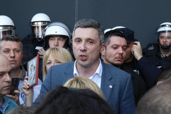 BOŠKO OBRADOVIĆ POZVAO DEMONSTRANTE DA OSLOBODE UHAPŠENOG PAVLA: Protest se seli ispred MUP-a u 29. novembra