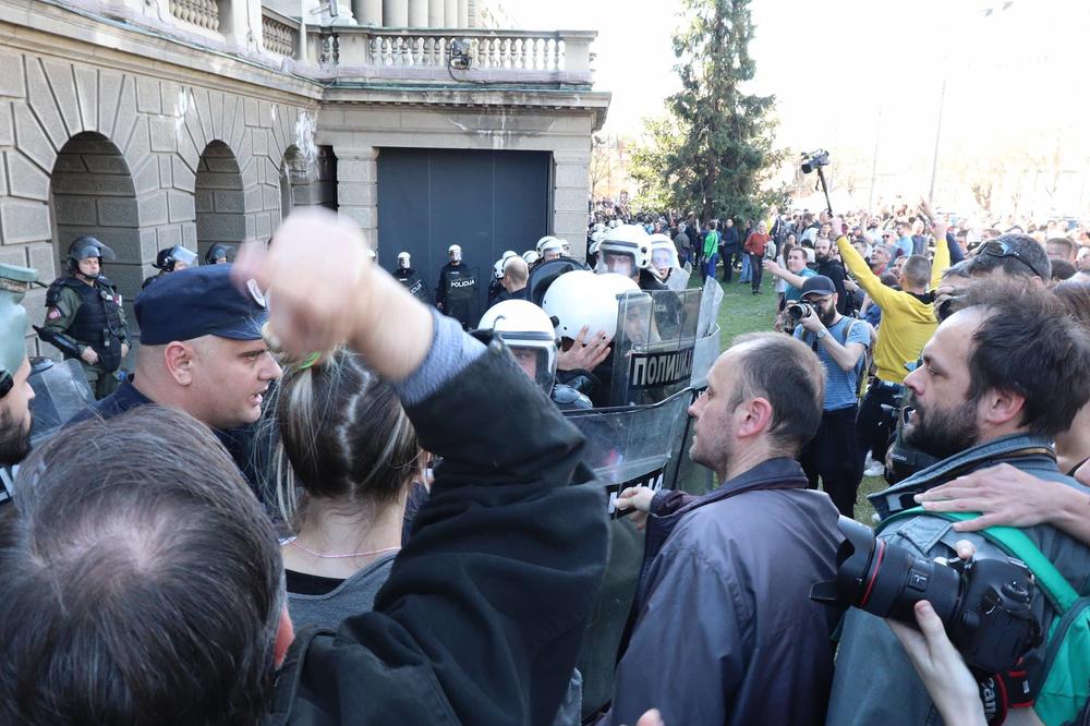 KOBRE IZVODILE NOVINARKE IZ PREDSEDNIŠTVA: Obradović pozvao okupljene da blokiraju sve izlaze iz Predsedništva!